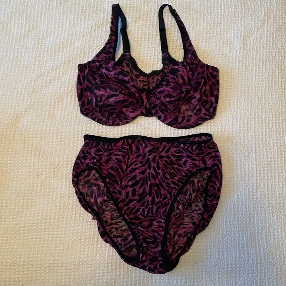 NWOT Vintage Victorias Secret Purple and Black animal print bra & panty 38DD/XL‌
